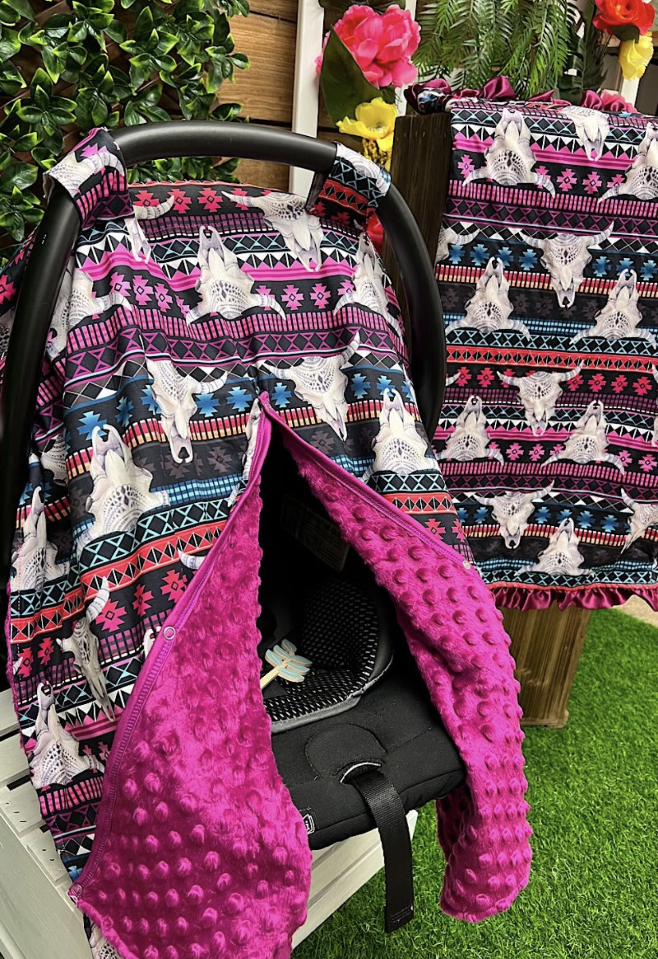 Car seat cover in magenta and turquoise with cow skulls